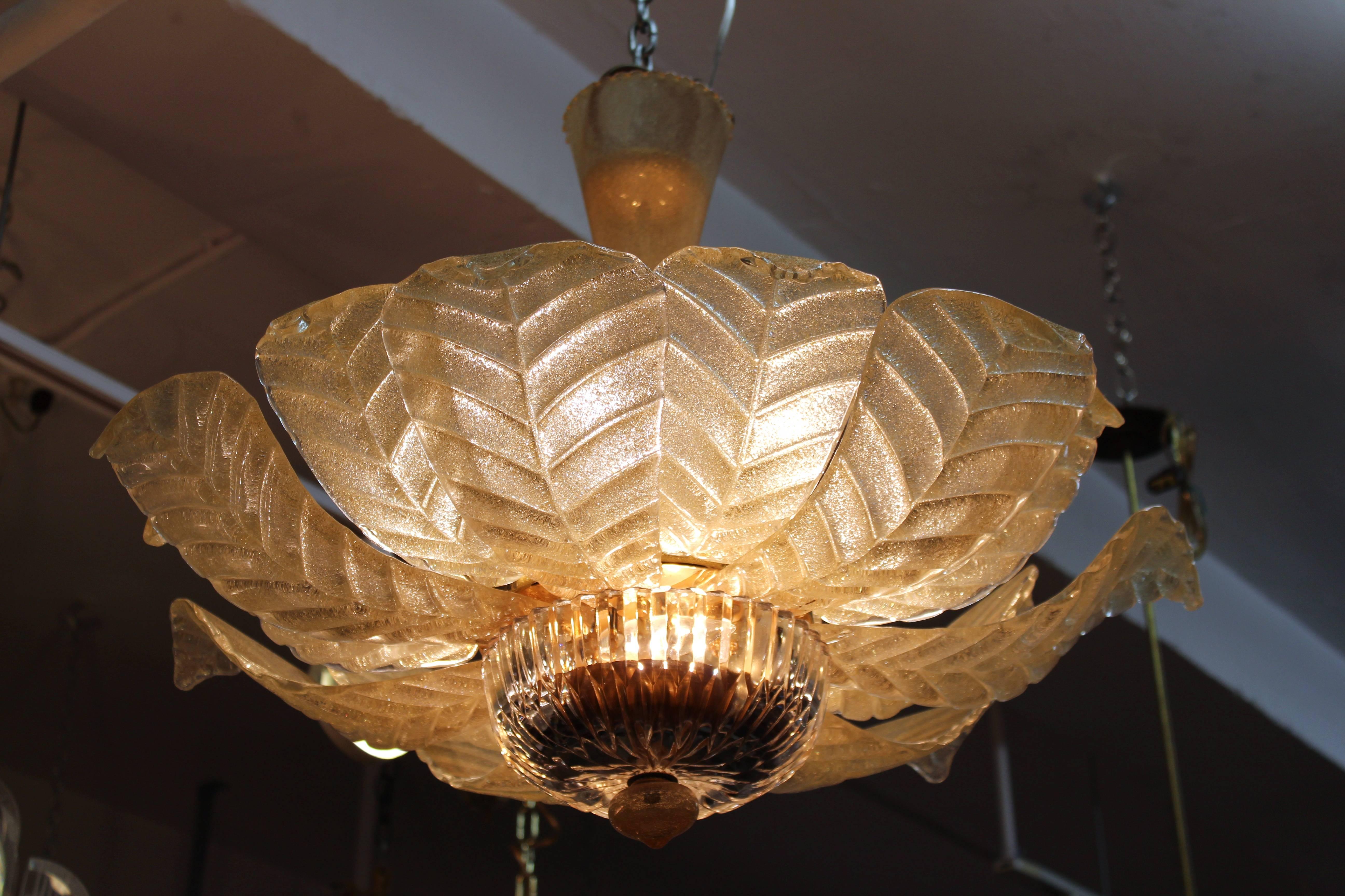 Vintage Italian light fixture in Murano glass. Crafted with a wreath of textured glass leaves with gold flecks. Wear appropriate to age and use. The piece is in good condition. 