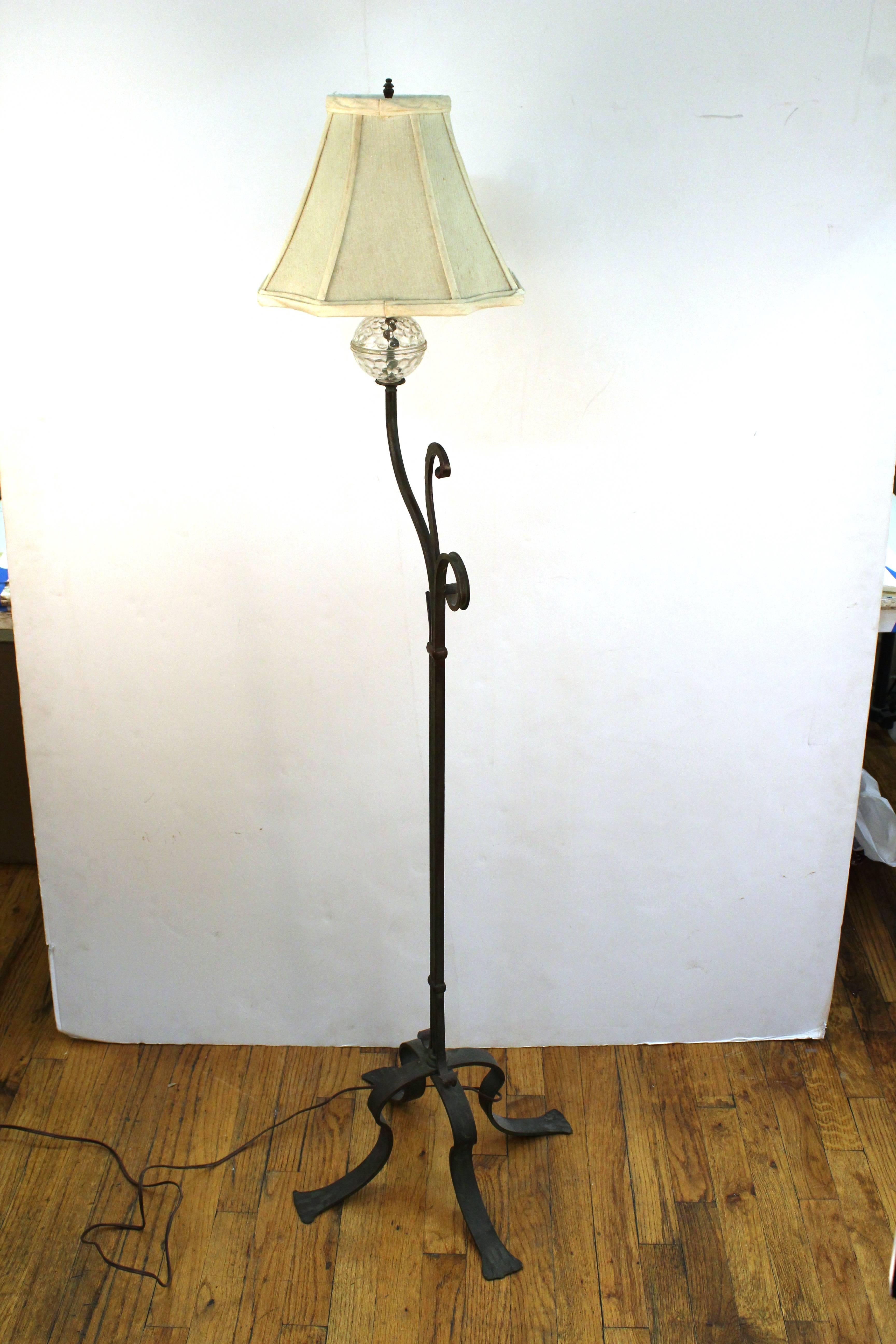 Lampe sur pied en fer forgé, moderne du milieu du siècle dernier Bon état - En vente à New York, NY
