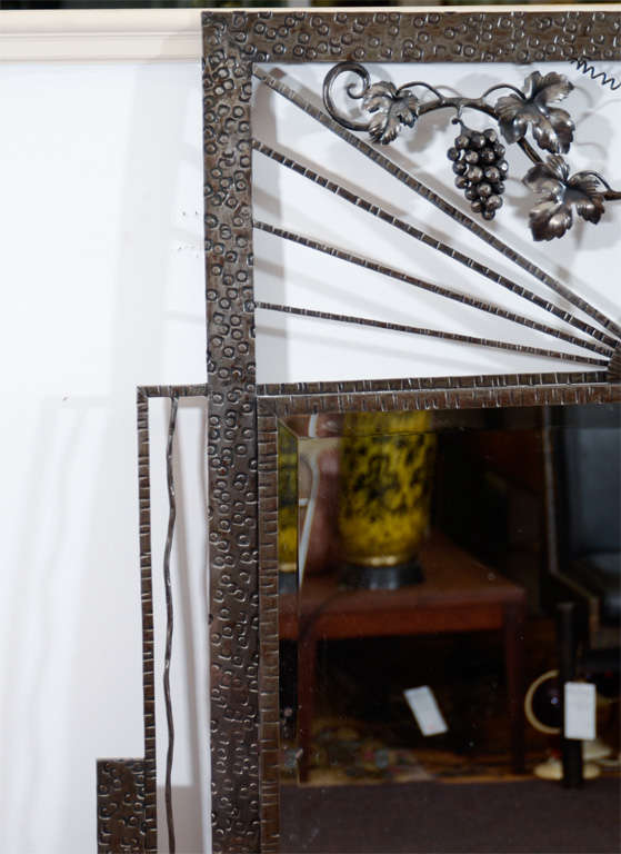 Américain Miroir Art Déco encadré de fer avec détails de raisins et de feuilles en vente