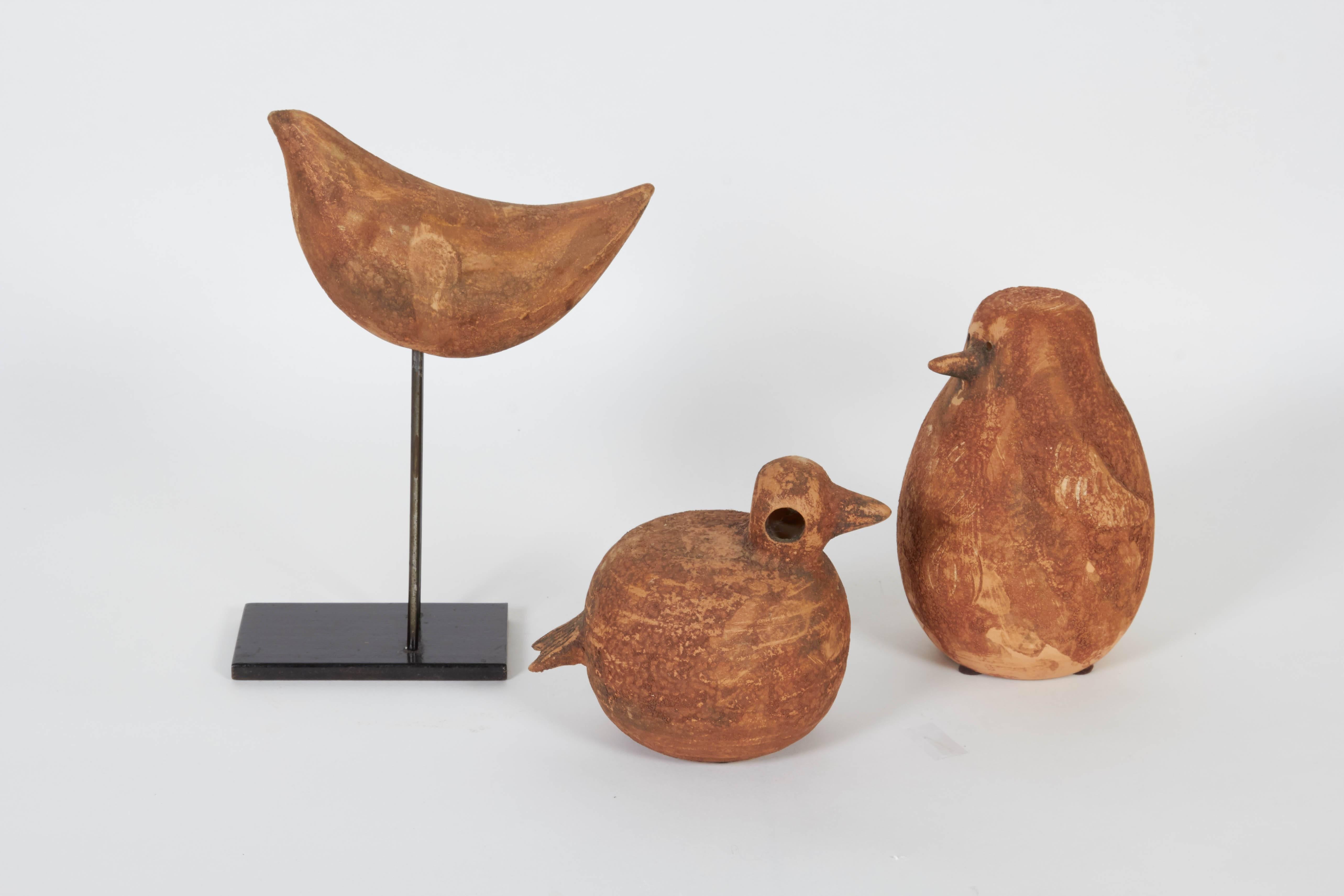 A set of three rare 1960s sculptural ceramic birds by Aldo Londi for Bitossi, imported by Raymor, of modern design in raw terracotta glazes. Includes original Italian labels to underside. Excellent vintage condition.

Individual