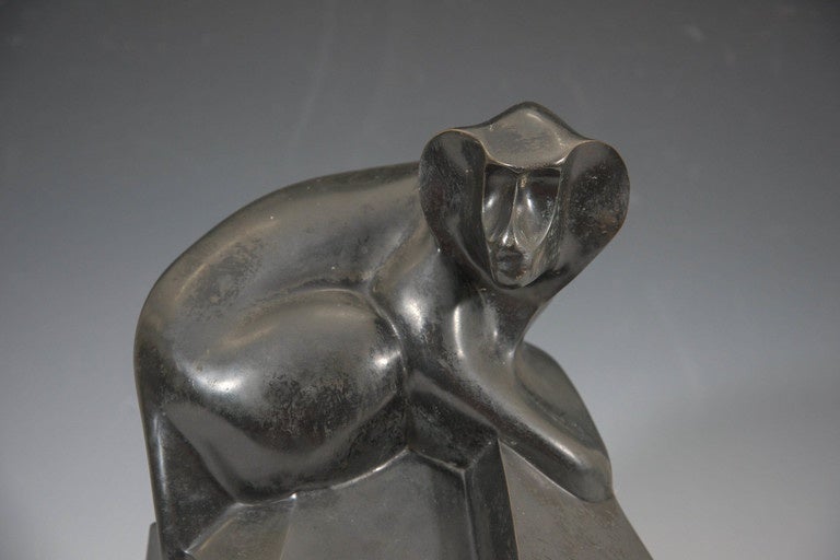A modernistic sculpture of a Baboon, seated on a jagged boulder in patinated bronze, produced circa 1980s and 1990s by Argentinian sculptor Roberto Estevez. Very good condition, consistent with age and use.