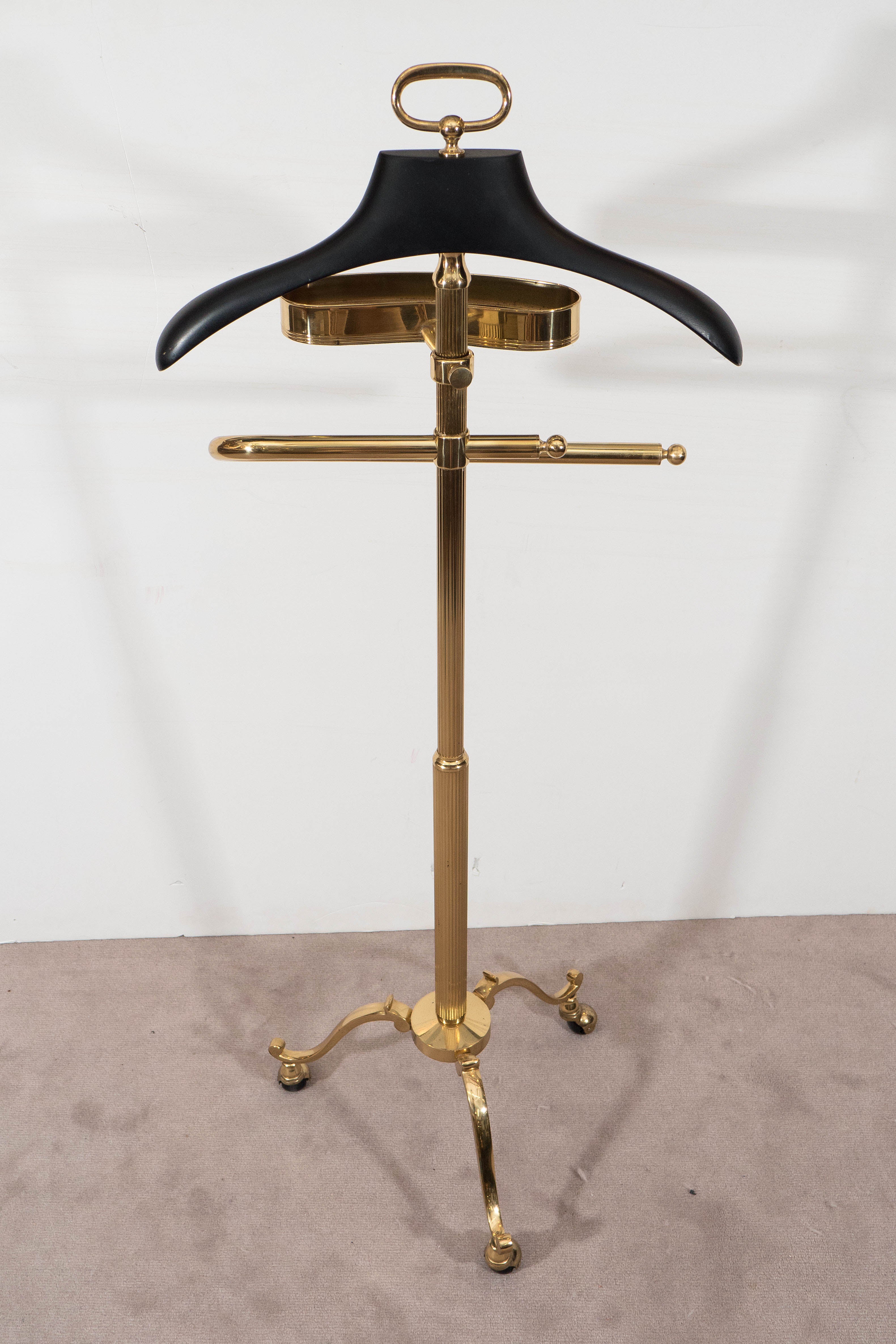 A Mid-Century Gentleman's Brass and Wood Valet with Brass and Leather Coin Tray In Good Condition In New York, NY