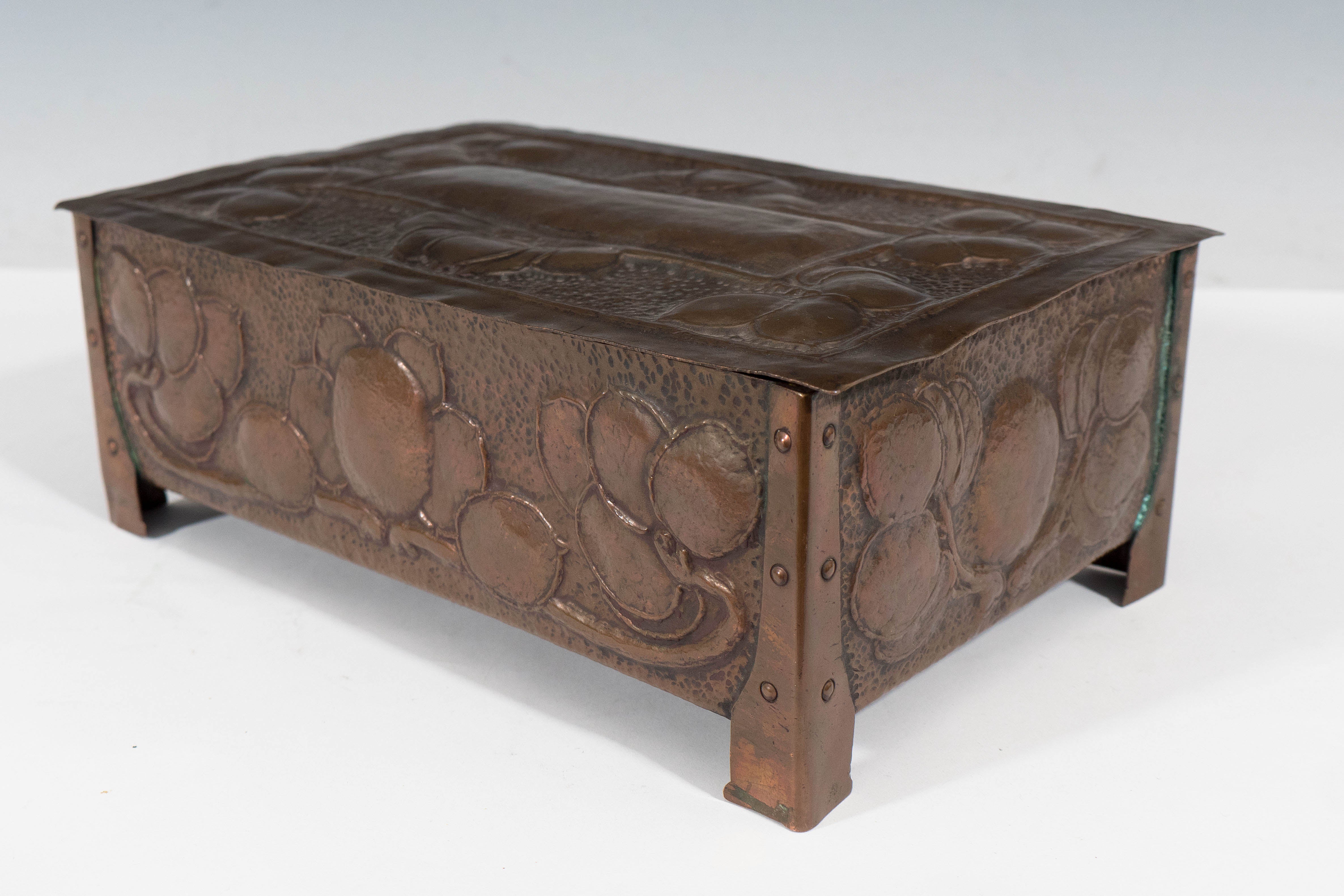 An English Early 20th Century Arts & Crafts Copper Box In Good Condition In New York, NY