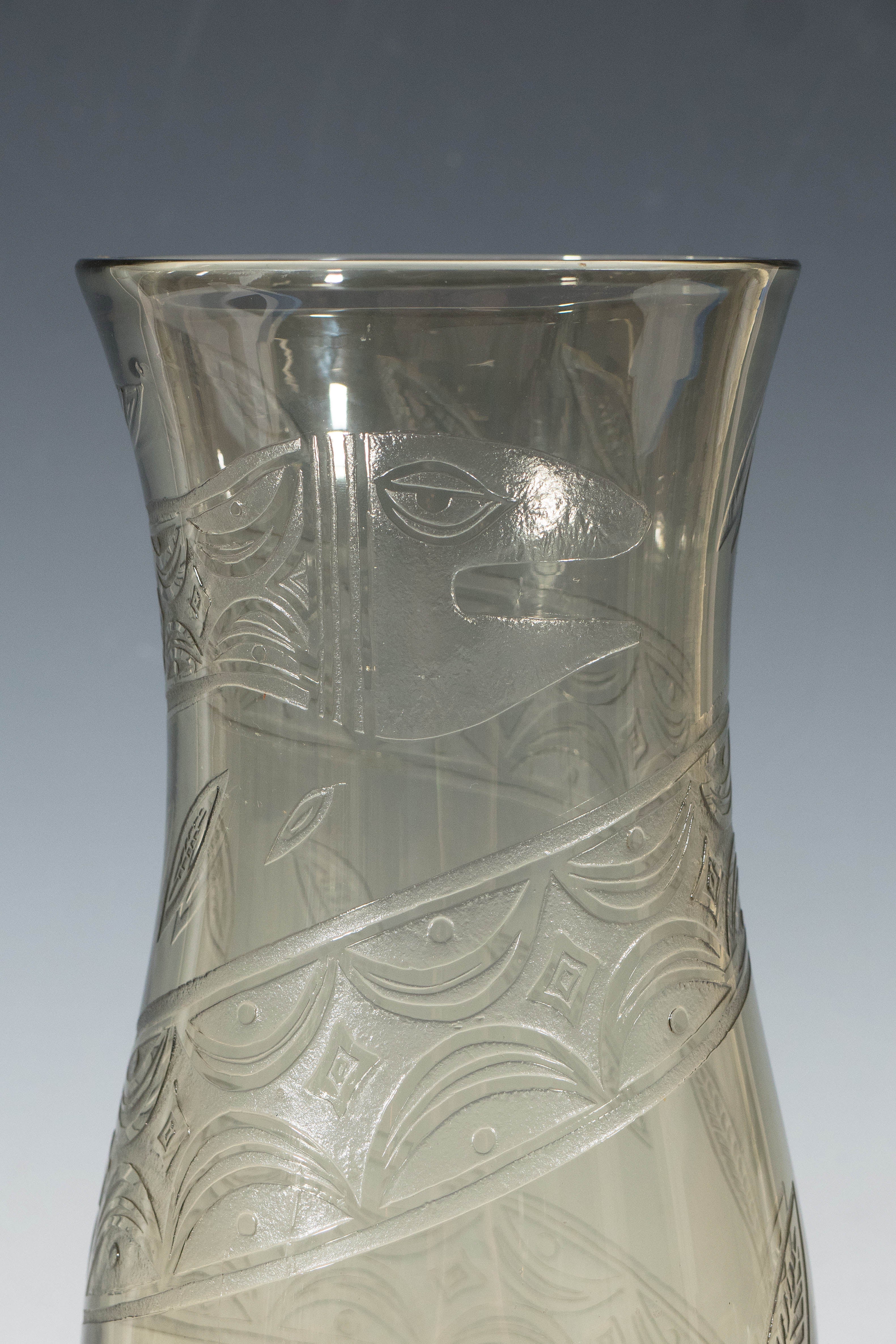 Französische Vase in Balusterform aus Rauchglas, mit stilistischen Ätzungen von Blättern und einer stilisierten und gemusterten Schlange, die sich über die gesamte Höhe des Stücks erstreckt. Sehr guter Zustand, alters- und gebrauchsgerecht, ohne