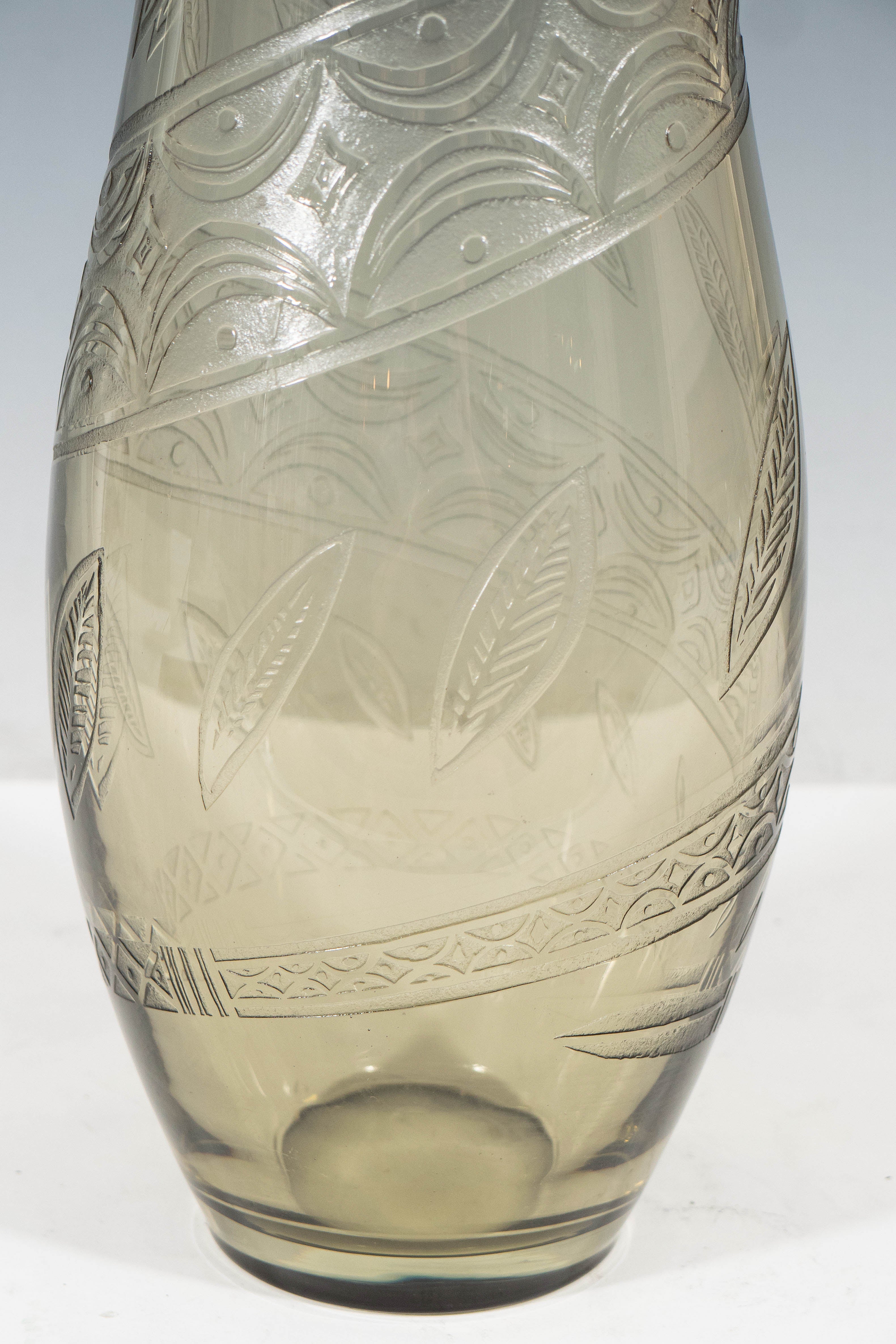 Vase aus geräuchertem Glas mit Schlangendetail (Moderne) im Angebot