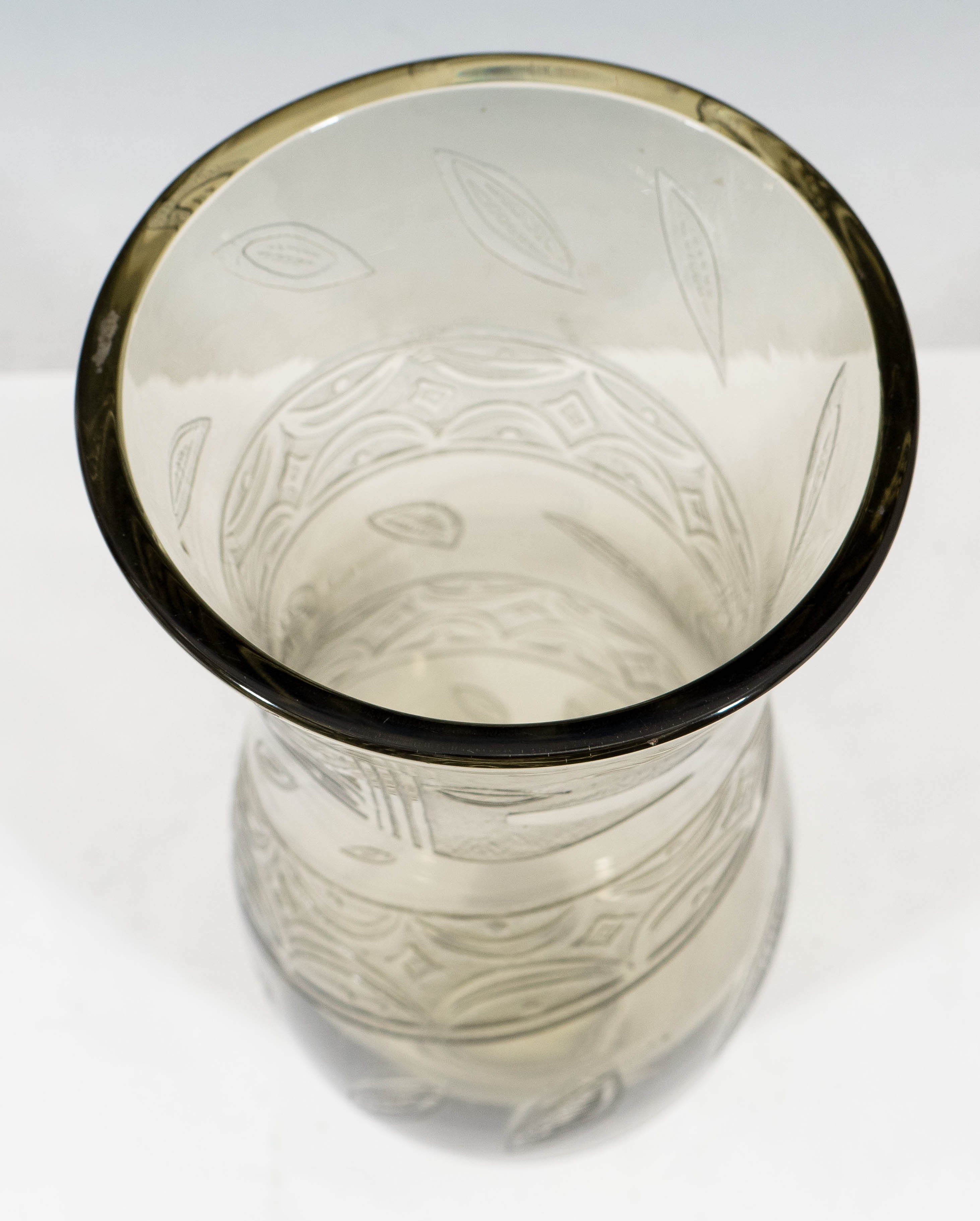 Vase aus geräuchertem Glas mit Schlangendetail (Französisch) im Angebot