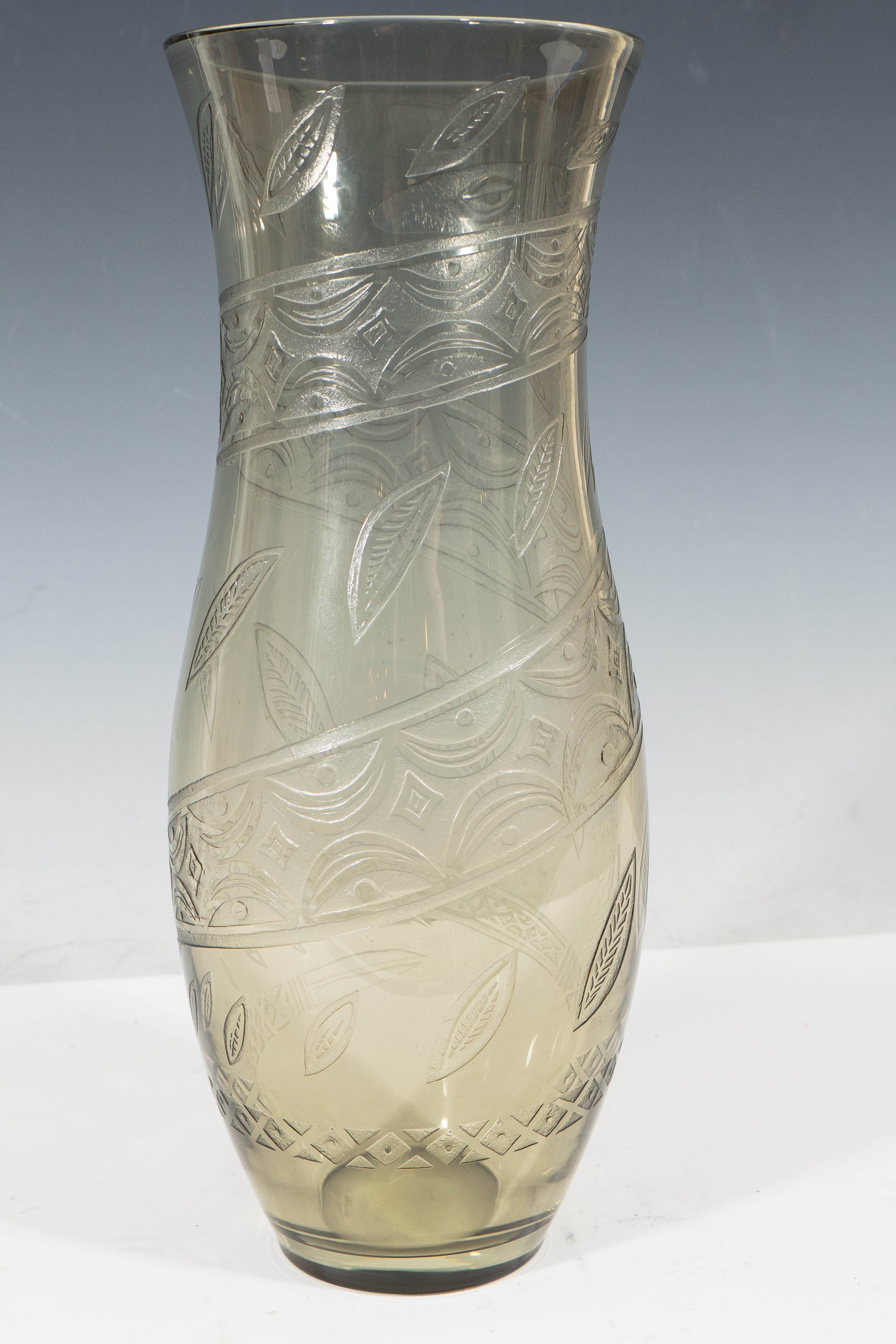 Vase aus geräuchertem Glas mit Schlangendetail im Zustand „Gut“ im Angebot in New York, NY