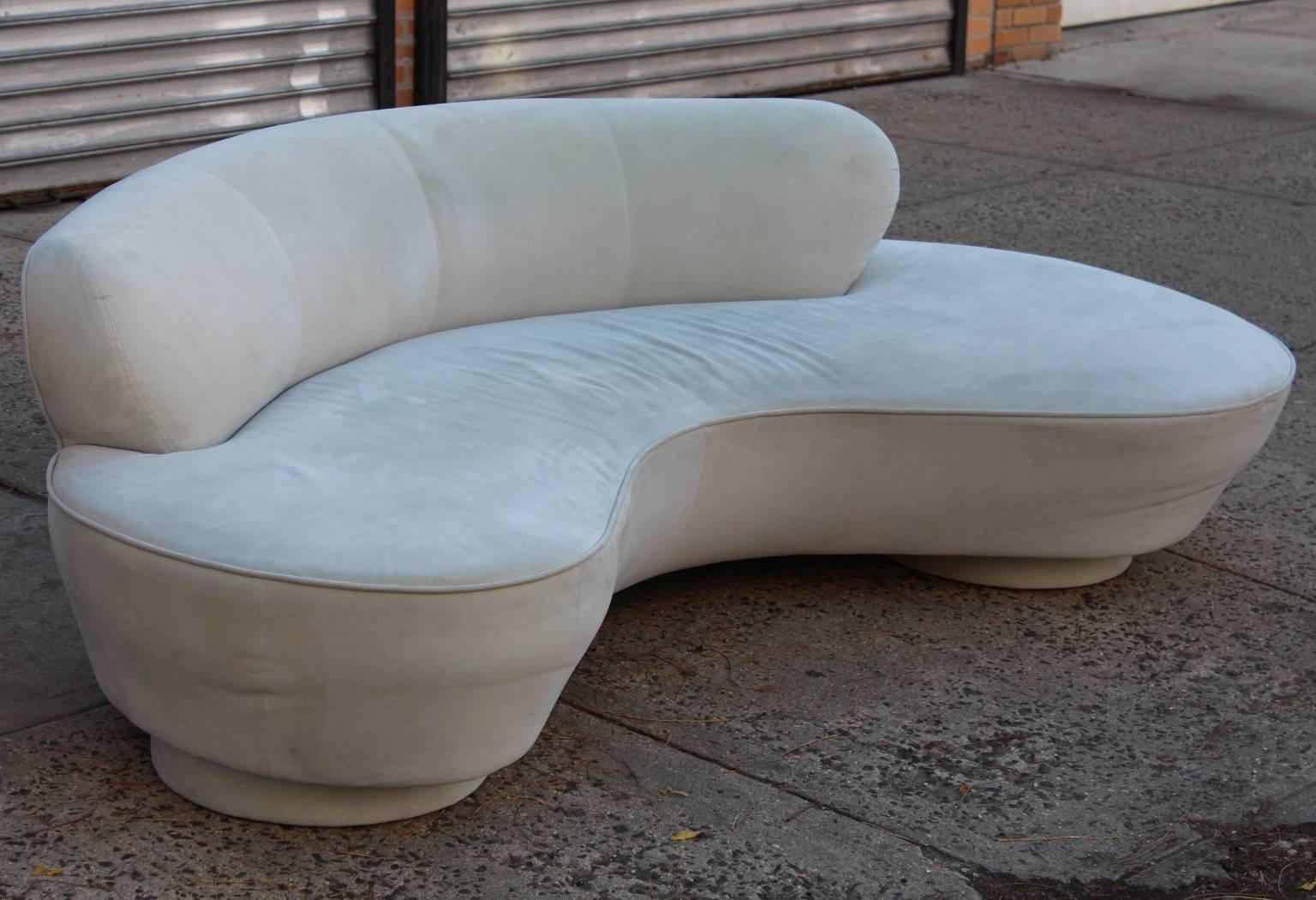 Vladimir Kagan Serpentine Sofa in Ultrasuede for Directional In Good Condition In New York, NY