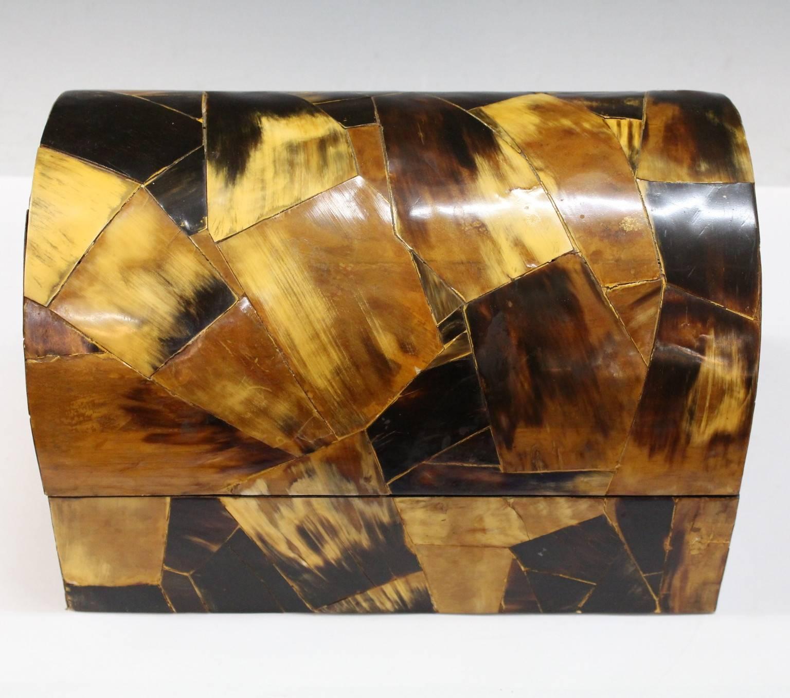 Domed Decorative Box in Horn Patchwork Veneer In Good Condition In New York, NY