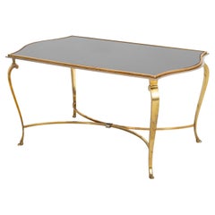 Table basse de style Hollywood Regency en laiton avec plateau en verre fumé