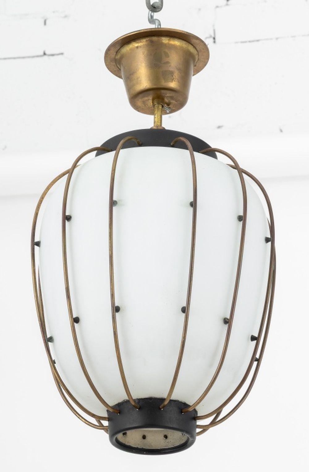 Lampe pendante en laiton et verre dépoli du milieu du siècle. 18.5