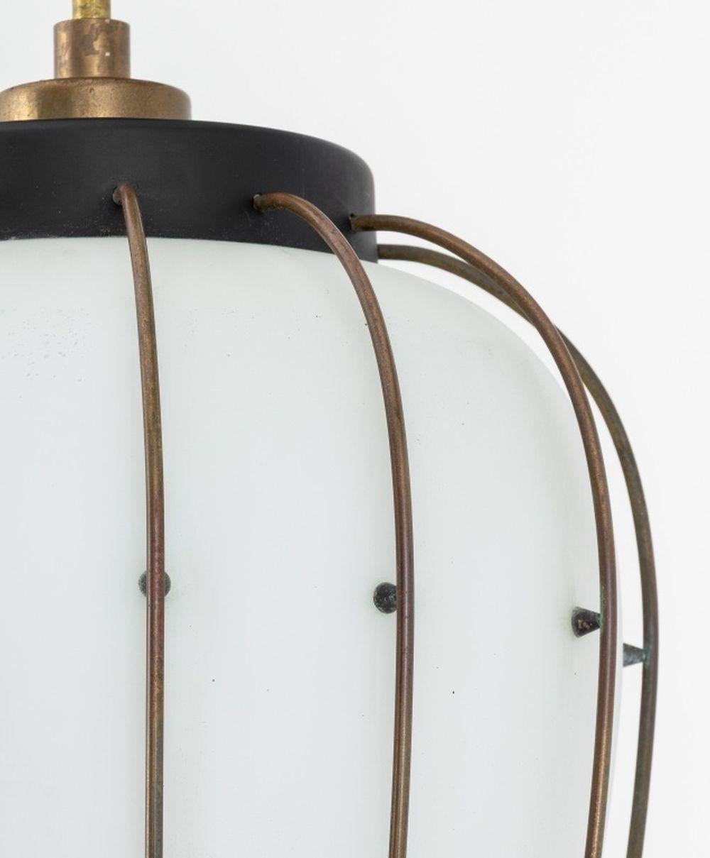 Dépoli Pendentif en laiton et verre dépoli de style moderne du milieu du siècle en vente