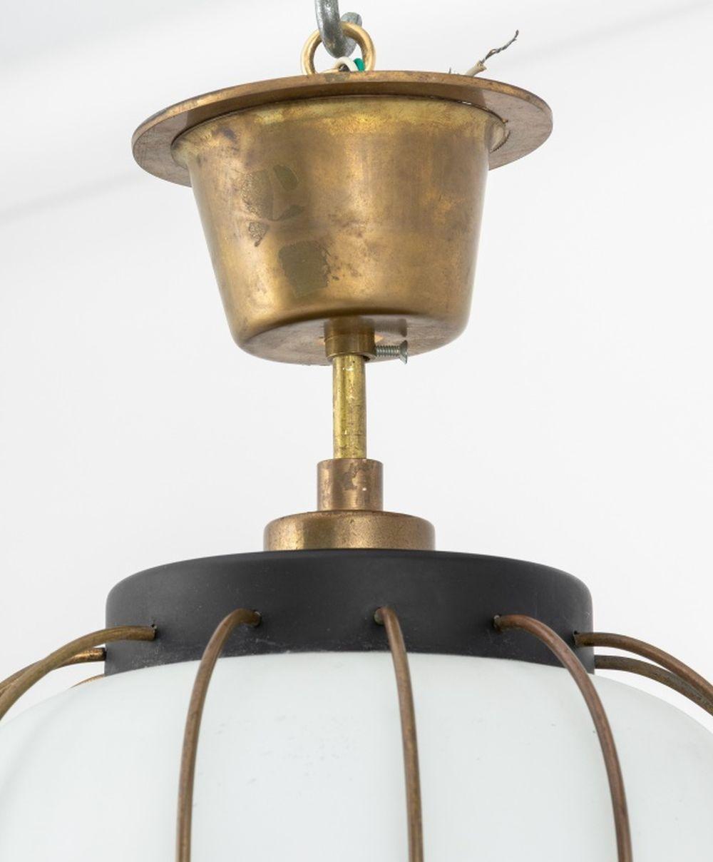 Mid-Century Modern Pendentif en laiton et verre dépoli de style moderne du milieu du siècle en vente