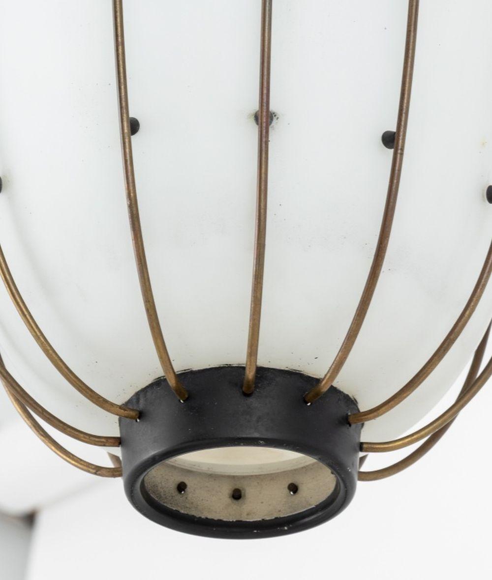 Pendentif en laiton et verre dépoli de style moderne du milieu du siècle Bon état - En vente à Astoria, NY