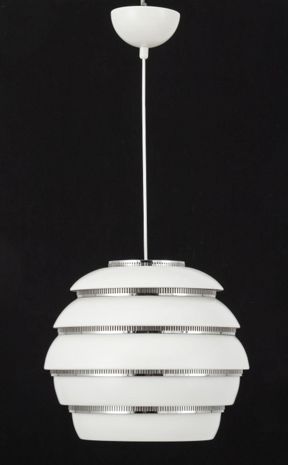 Lampada a sospensione in alluminio Artek A331 Beehive, 20° secolo, design di Alvar Aalto, con anelli forati cromati. 28