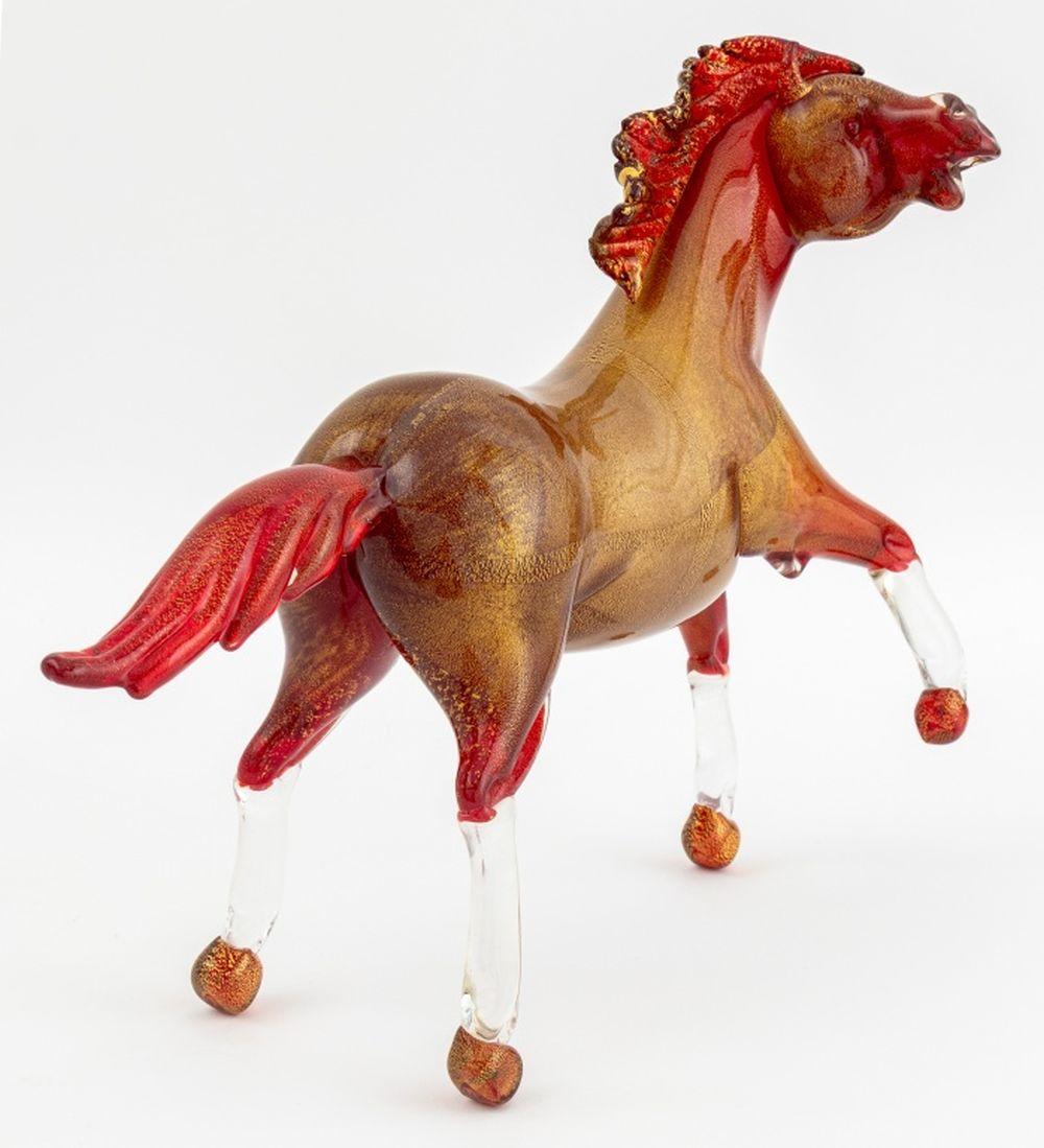 Cheval cabré en verre d'art vénitien de Murano, de couleur rouge avec des mouchetures dorées, non marqué. 10.5