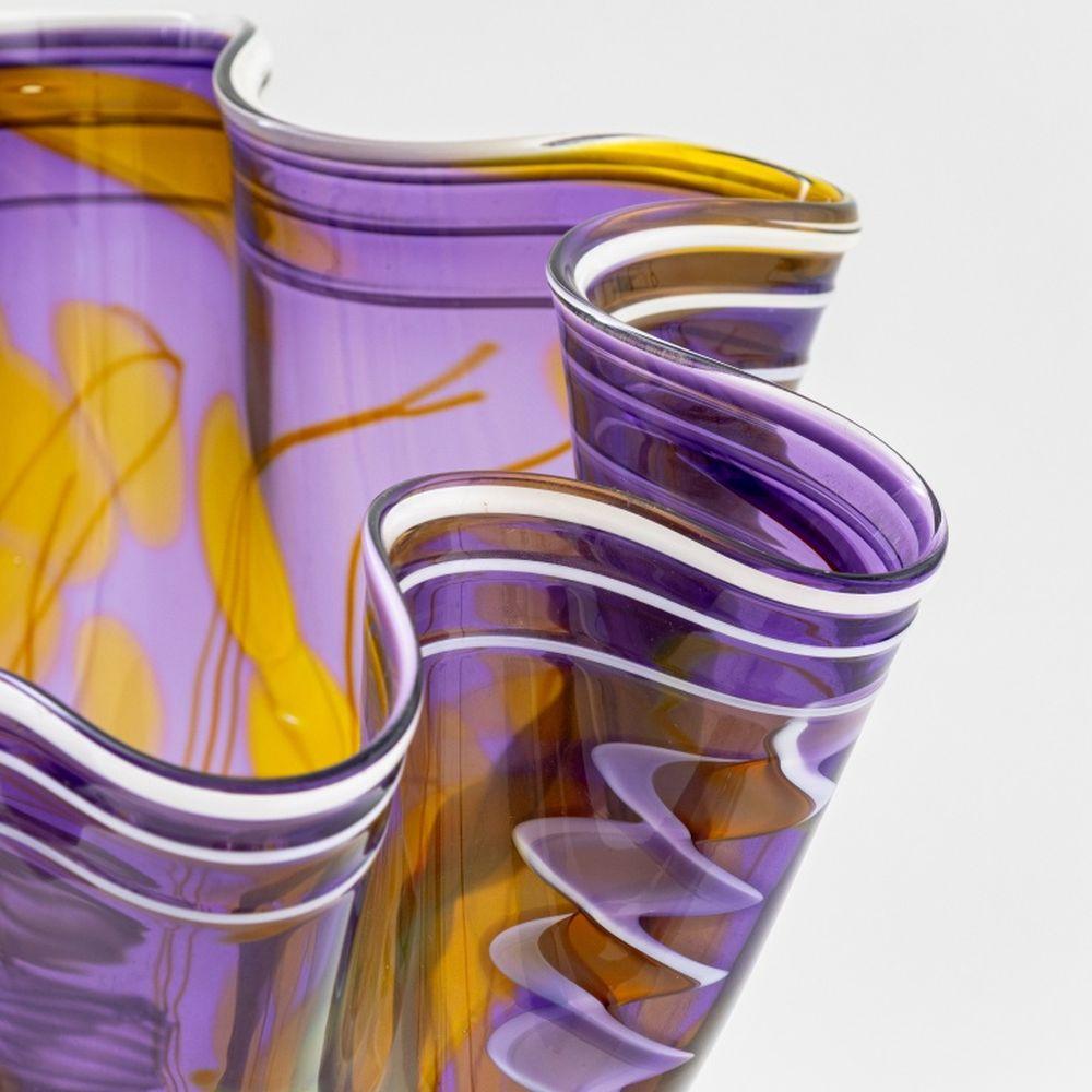 Paul Allen Counts (Américain, XX-XXI) Vase mouchoir en verre d'art, en améthyste et jaune avec motif floral et ruban, signé sur le dessous. 15