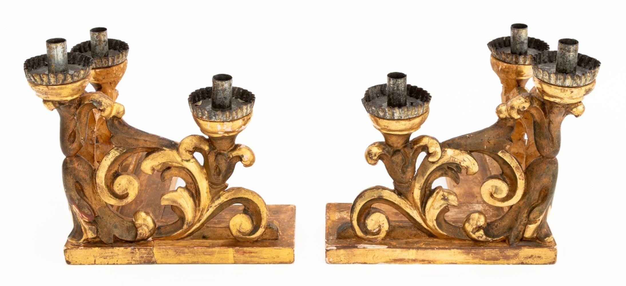 Paar kirchliche Altarleuchter aus Giltwood in Form einer Schnecke mit drei Lichtern, 19. Jahrhundert, mit Kerzenhaltern und Tropfblechen aus Metall. 10,5