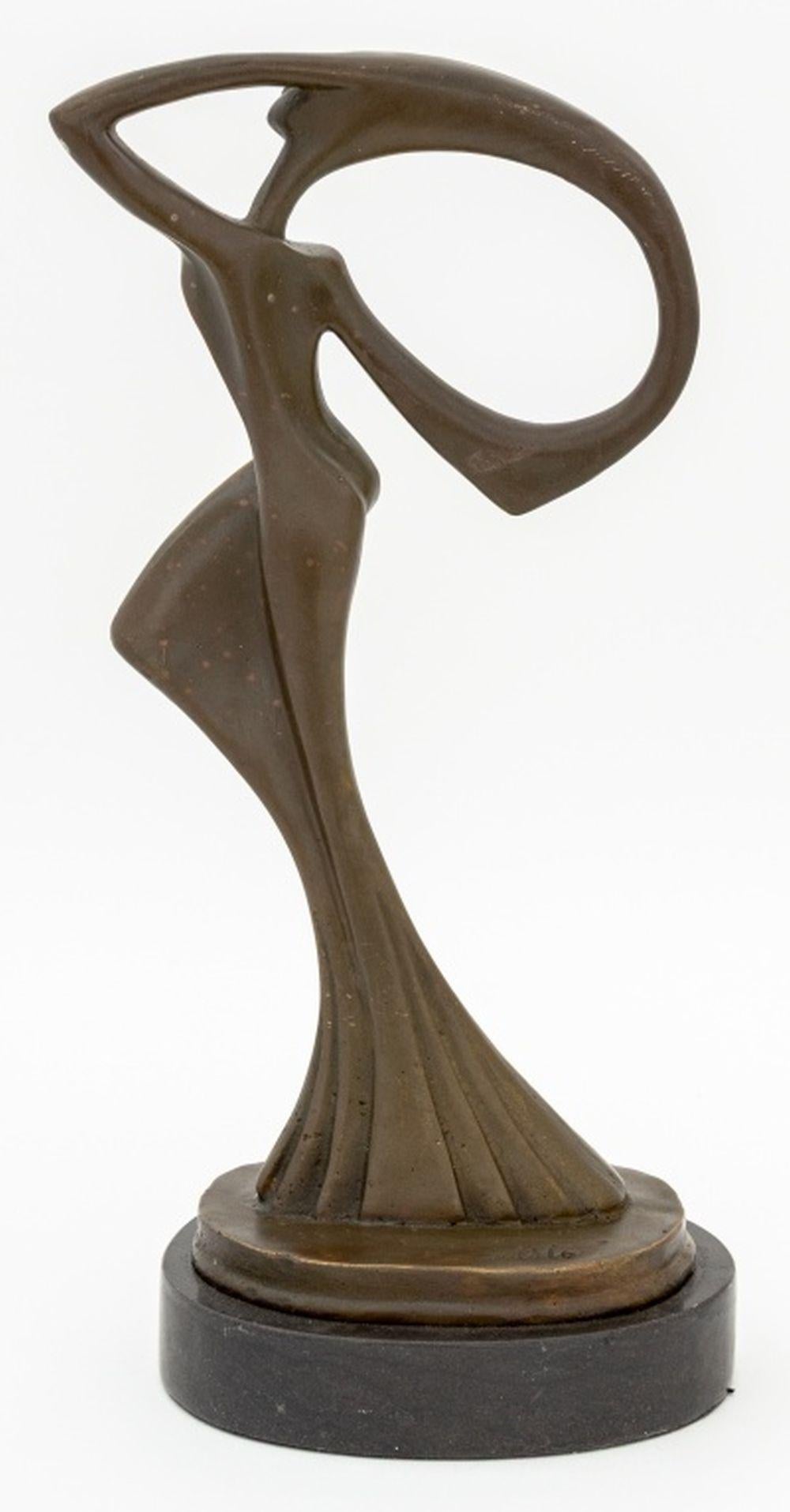 Scultura astratta moderna di bronzo femminile in piedi In condizioni buone in vendita a Astoria, NY