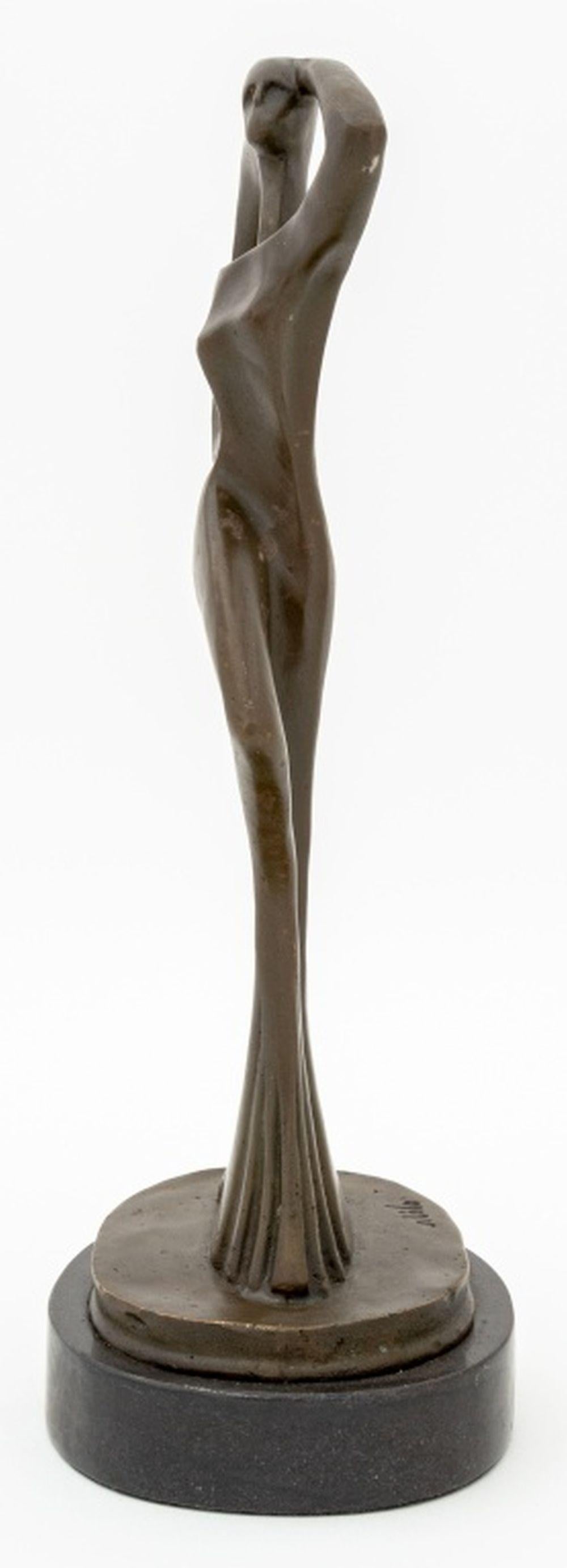 Patinato Scultura astratta moderna di bronzo femminile in piedi in vendita