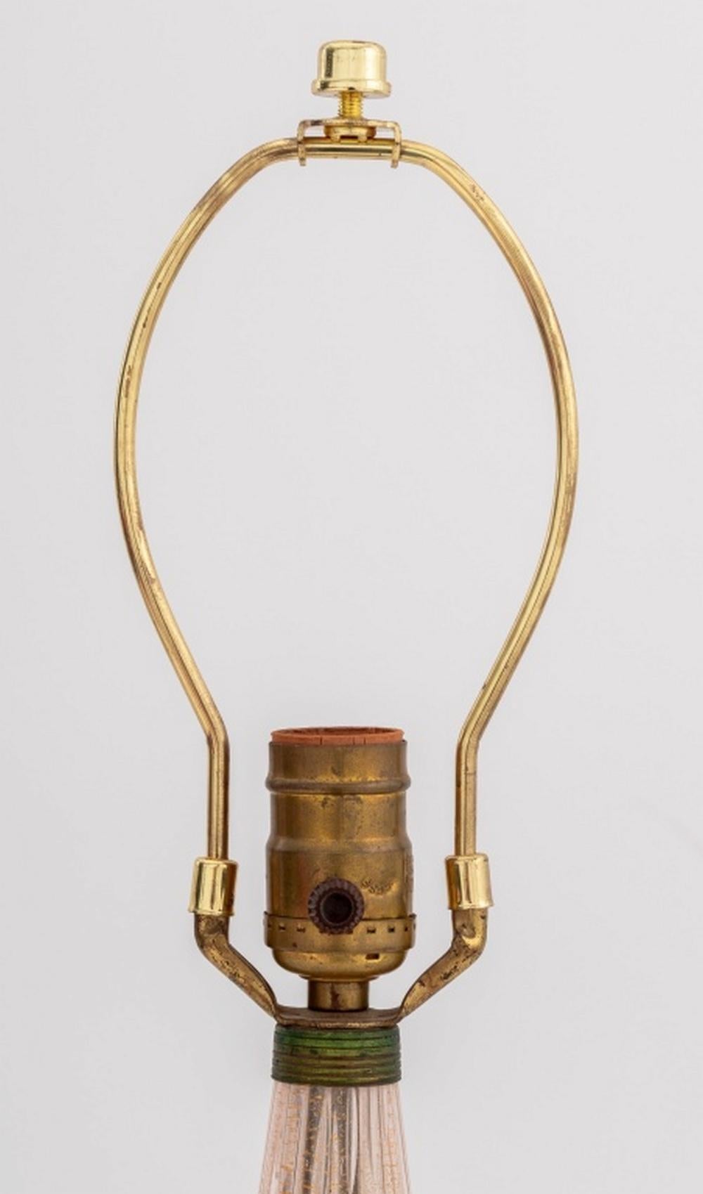Lámpara de sobremesa de cristal rosa dorado de Murano atribuido a Barovier & Toso, circa 1940, tres secciones estriadas con burbujas encajadas. 23,75