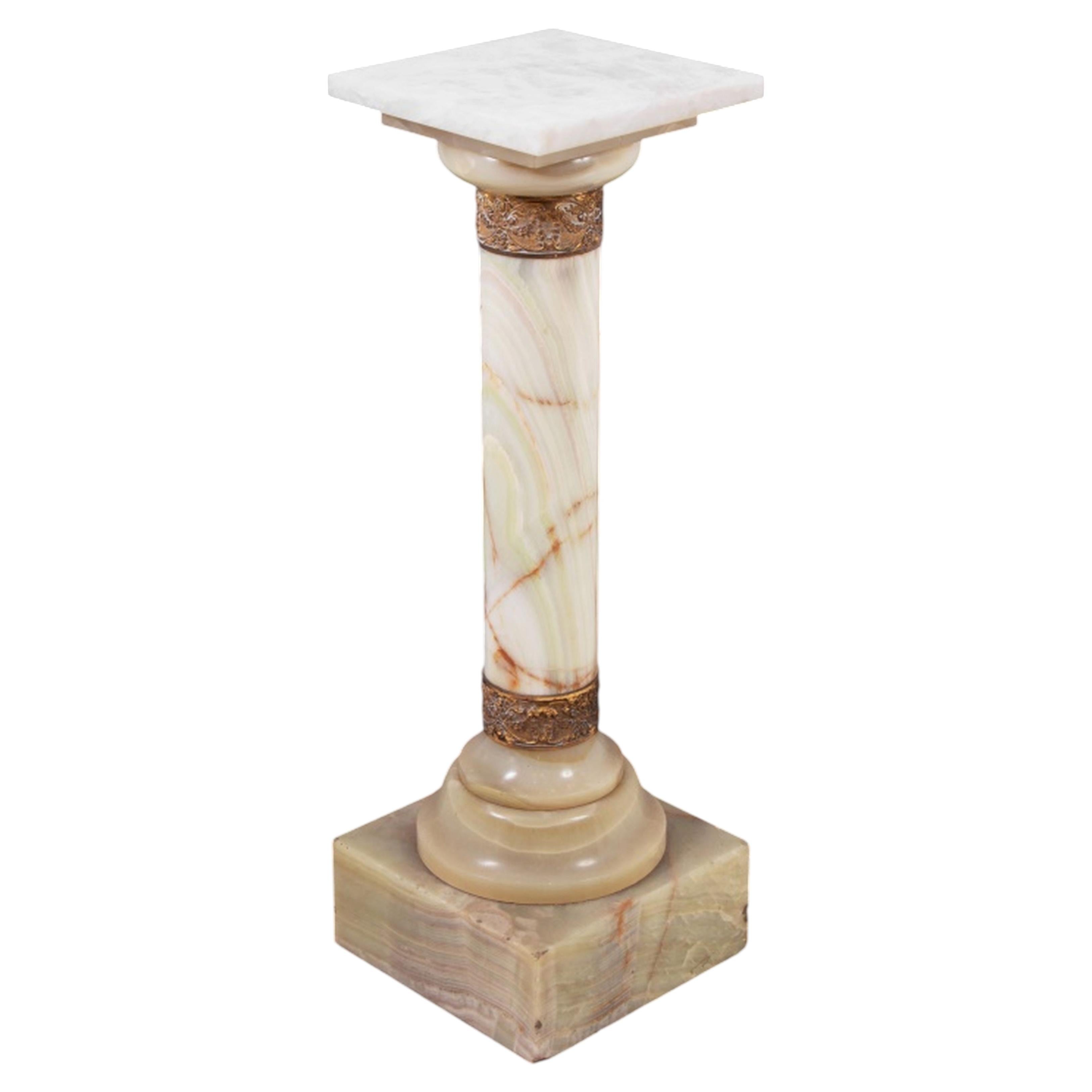 Pedestal francés de metal dorado y alabastro, principios del siglo XX