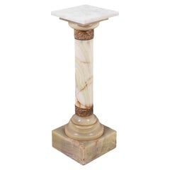 Pedestal francés de metal dorado y alabastro, principios del siglo XX