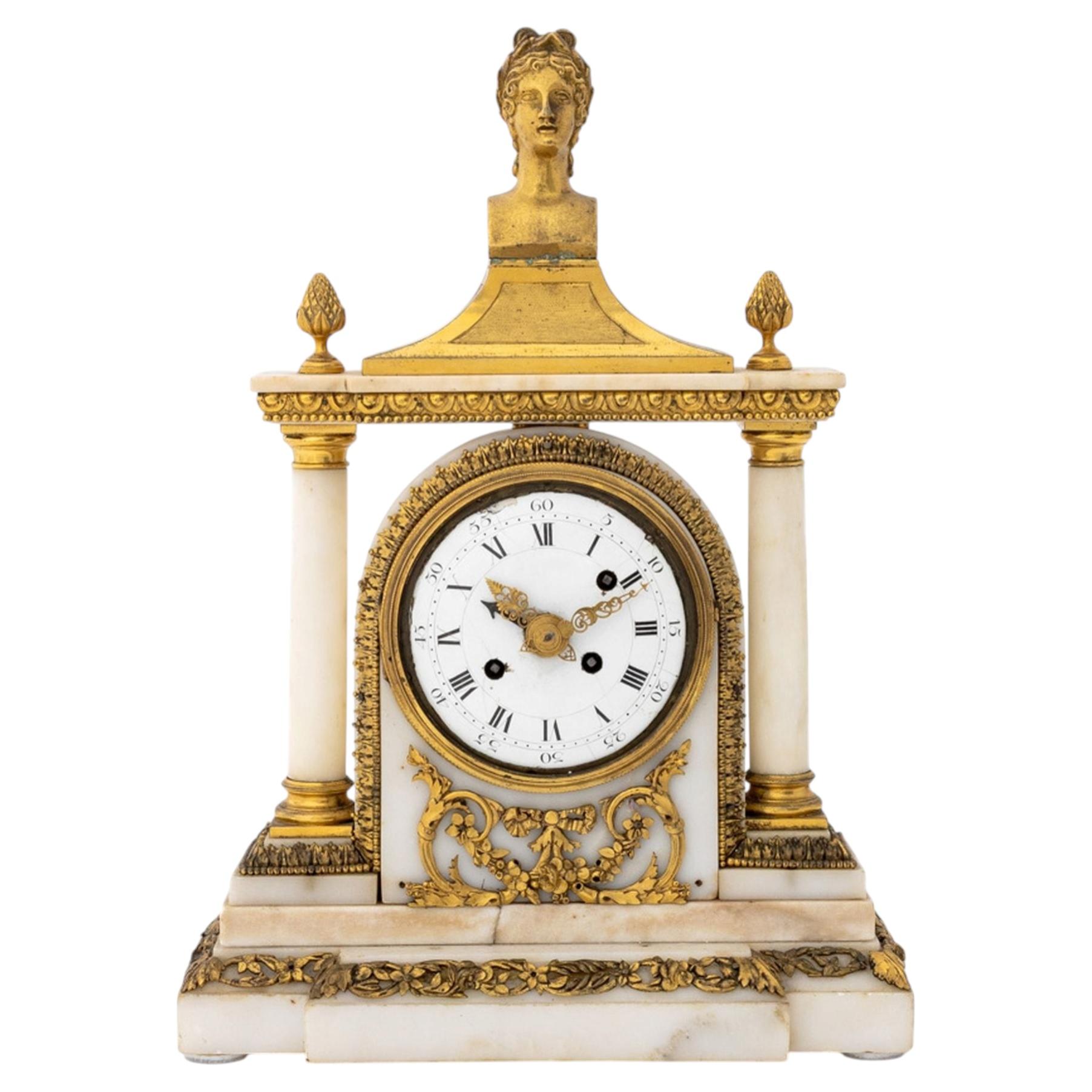 Reloj de sobremesa de bronce dorado y mármol de estilo Luis XVI, finales del siglo XVIII