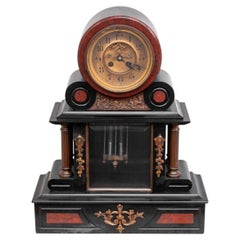 Reloj de chimenea neoclásico francés del siglo XIX, de metal dorado y mármol