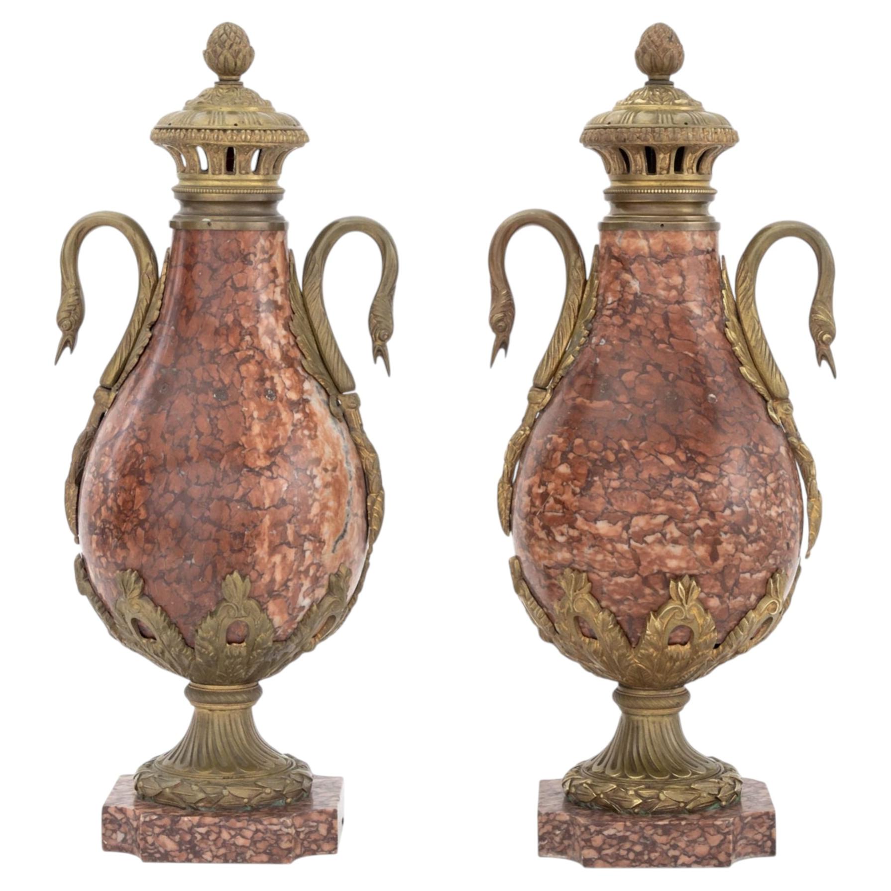 Zwei französische Urnen im neoklassischen Rouge Griotte-Stil mit Ormolu-Fassungen