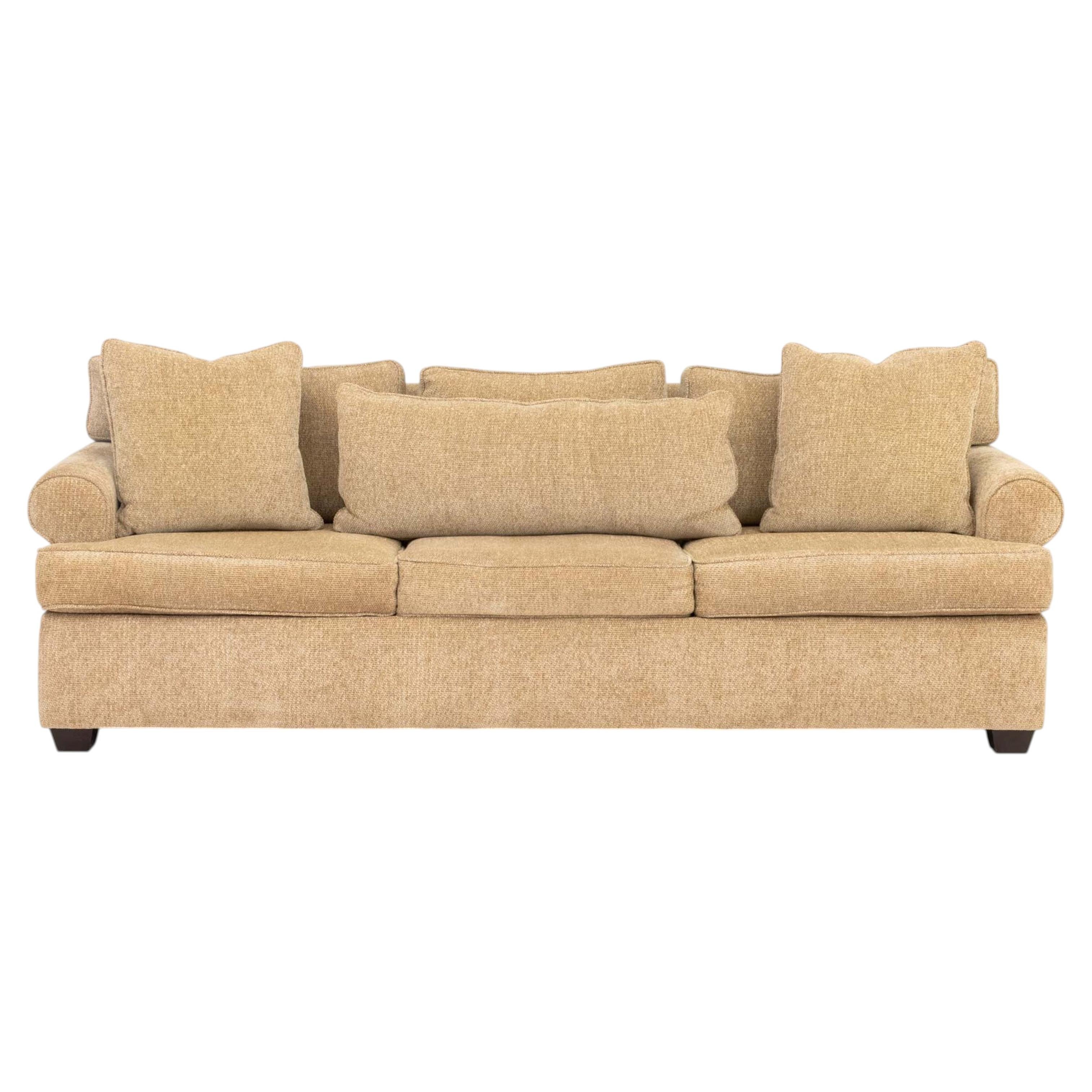 Sofá de tres plazas tapizado en chenilla beige de diseño moderno
