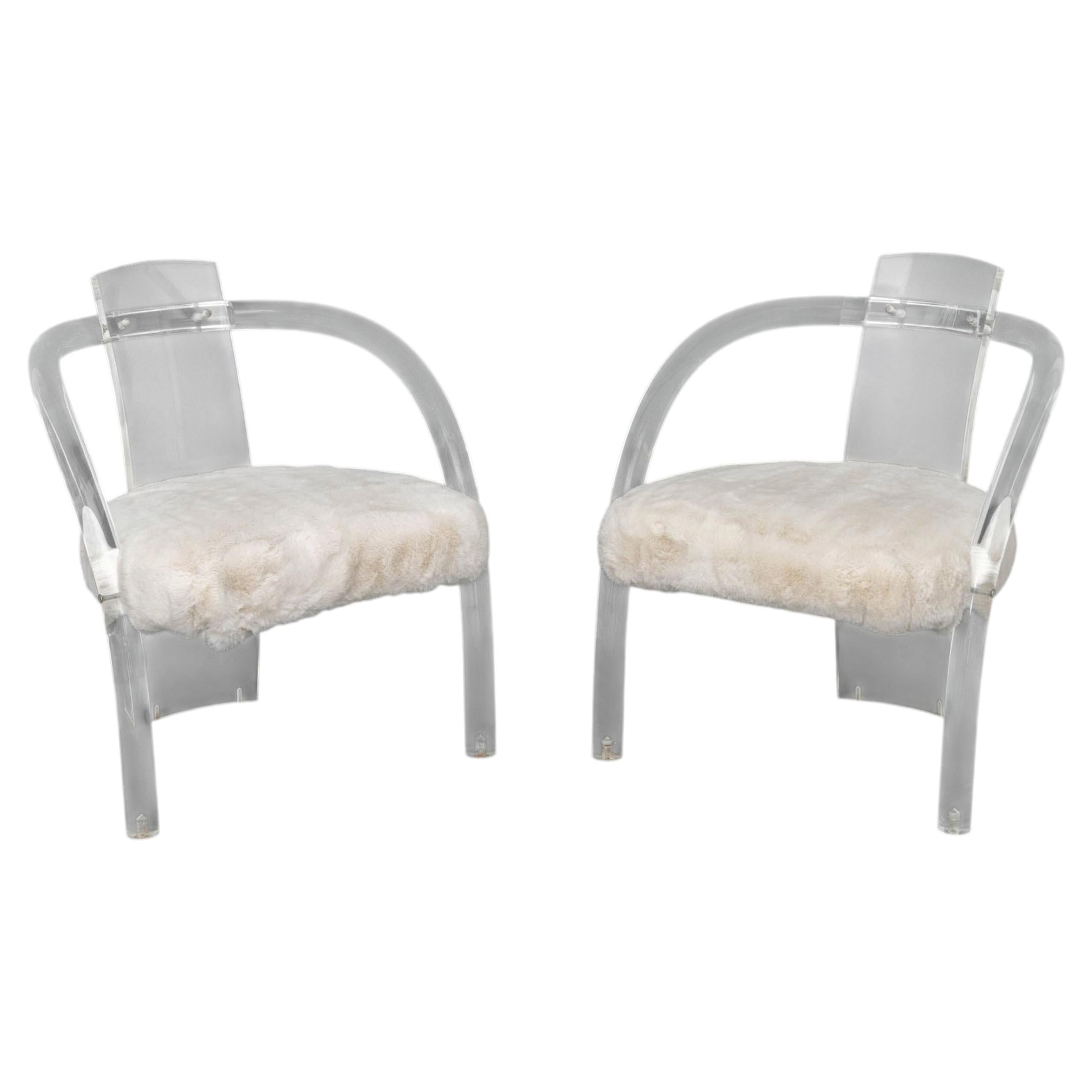 Ein Paar Sessel im Stil von Charles Hollis Jones aus Lucite