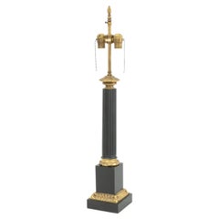 Lámpara de mesa neoclásica con columna de metal verde y dorado, siglo XX