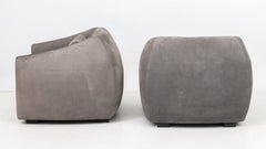 Coppia di poltrone avvolgenti in pelle scamosciata grigia in stile moderno