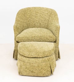 Ensemble moderne composé d'un fauteuil baquet rembourré vert et d'un repose-pieds
