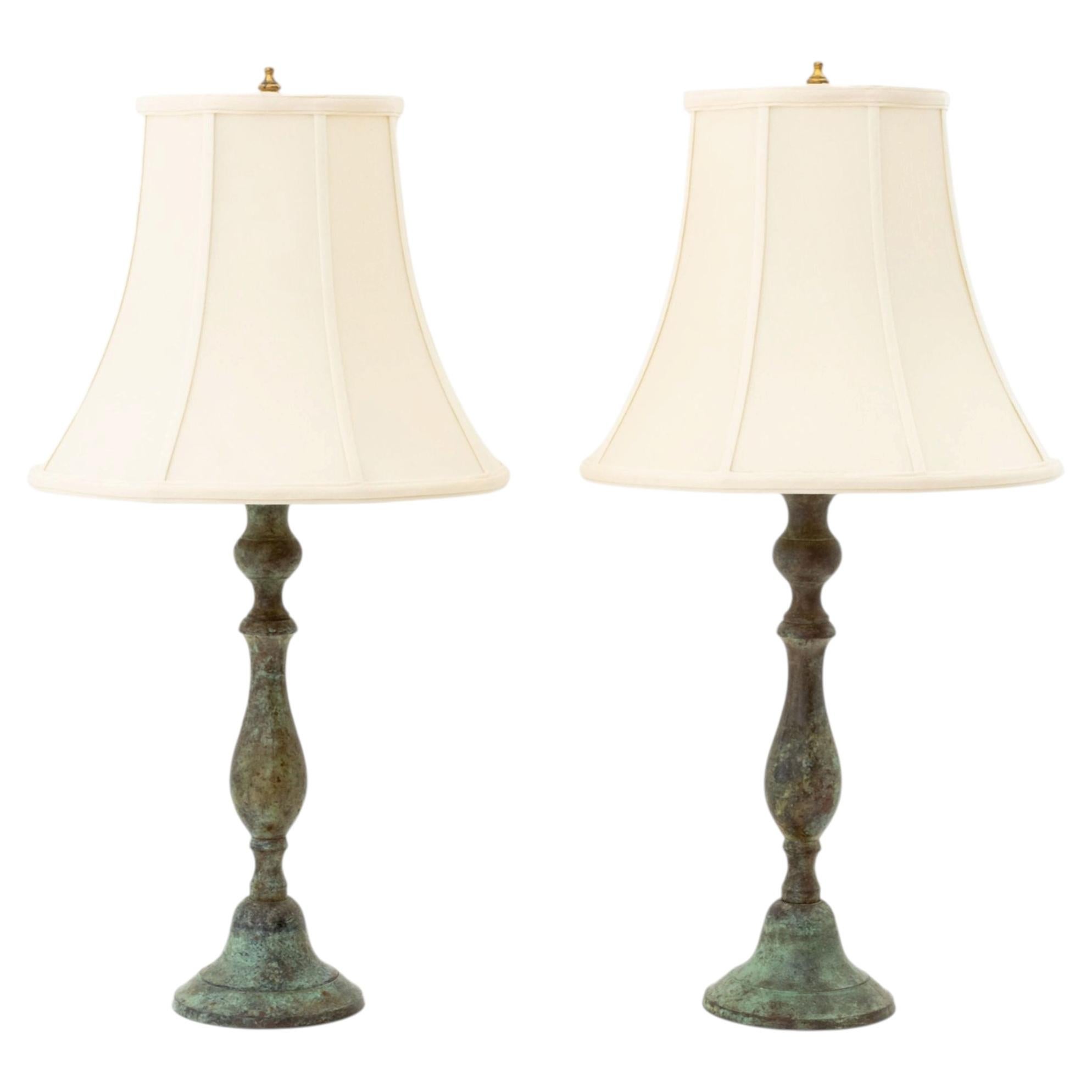 Paire de lampes de table modernes en bronze patiné vert-de-gris avec abat-jours en soie