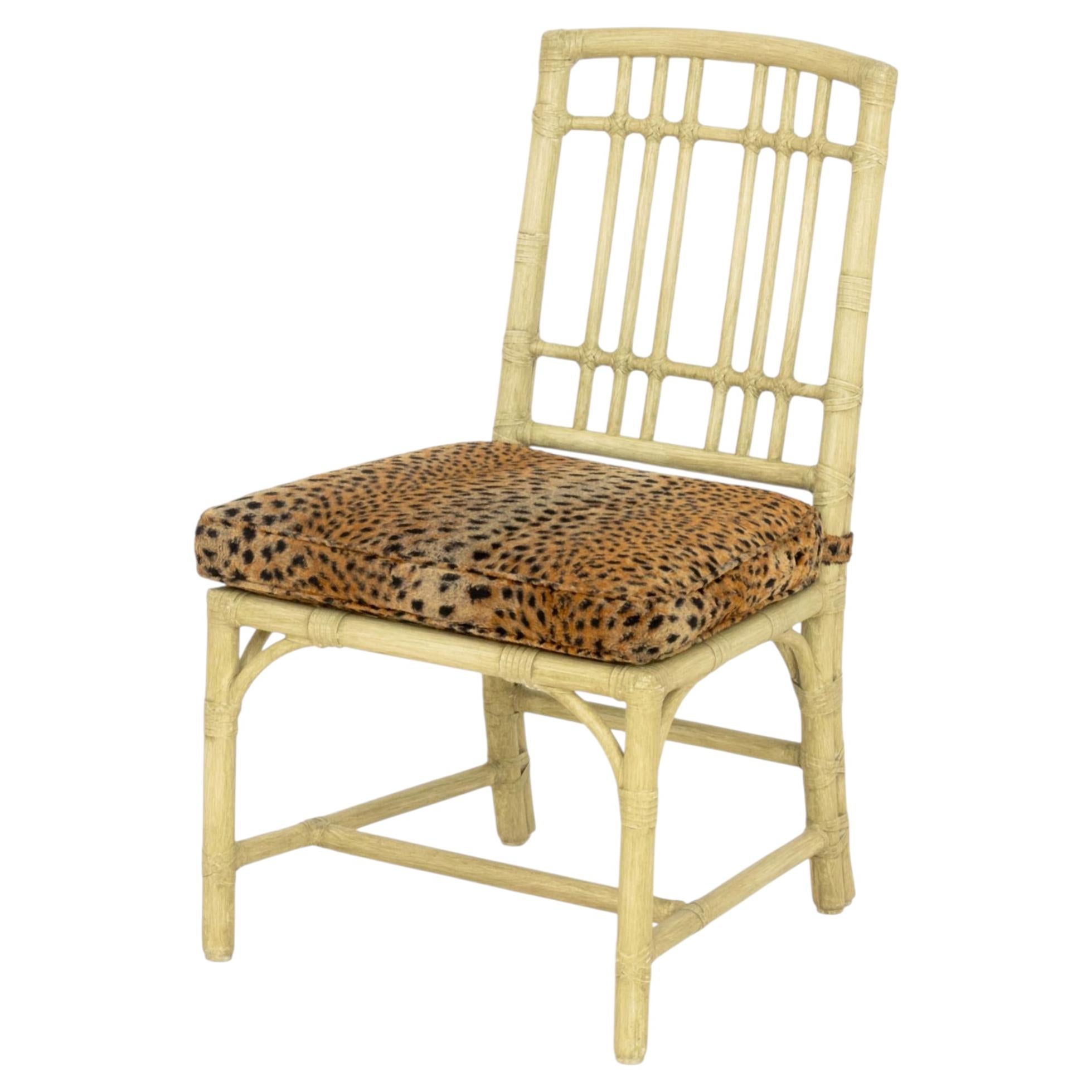 Chaise d'appoint moderne en imitation bambou vert avec coussin à imprimé léopard en vente