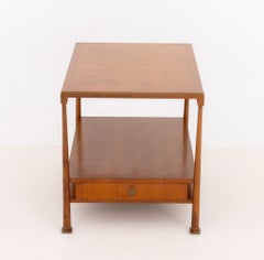 Tavolino a due ripiani in teak in stile Mid-Century Modern con piedini in ottone