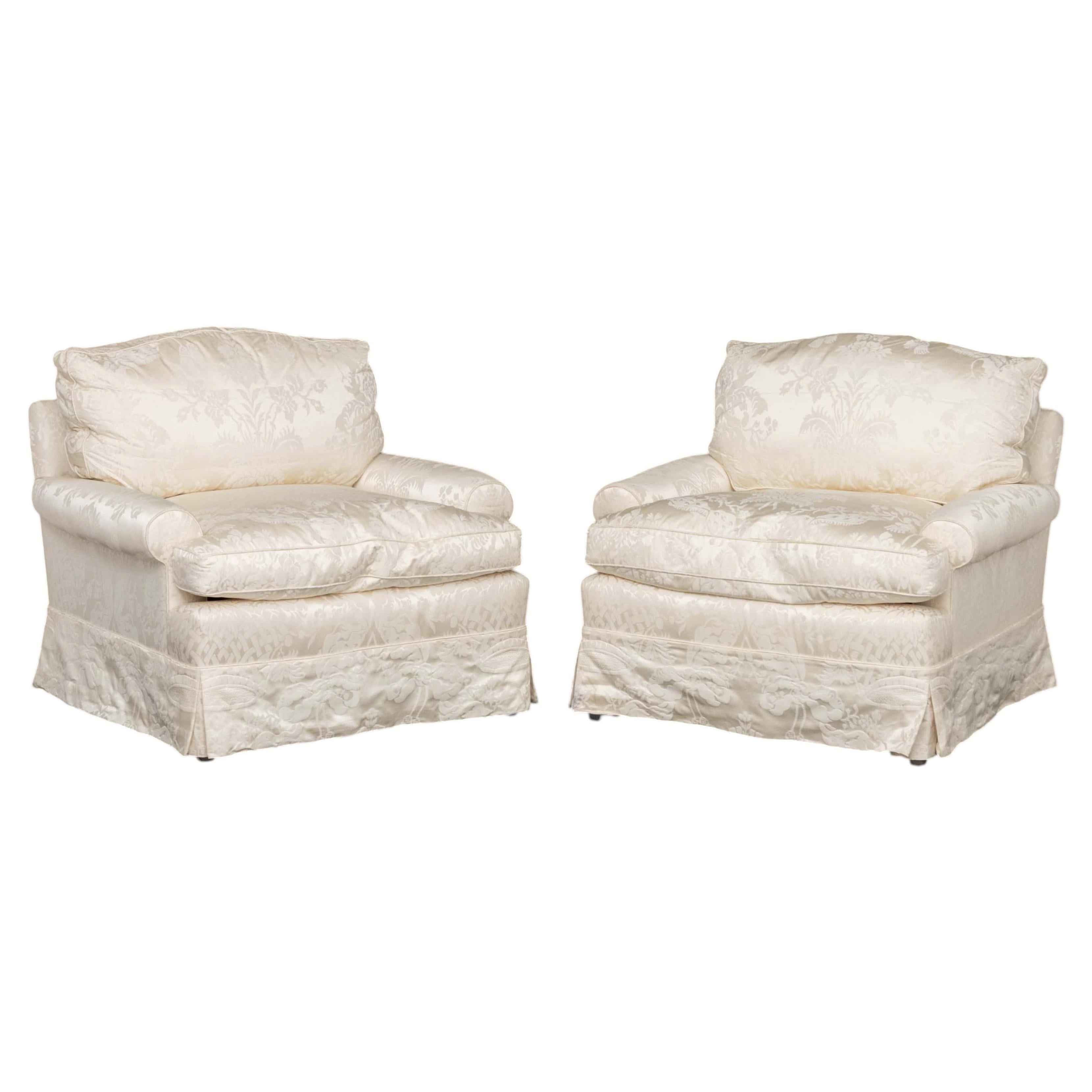 Par de sillones vintage tapizados en seda damasco blanca
