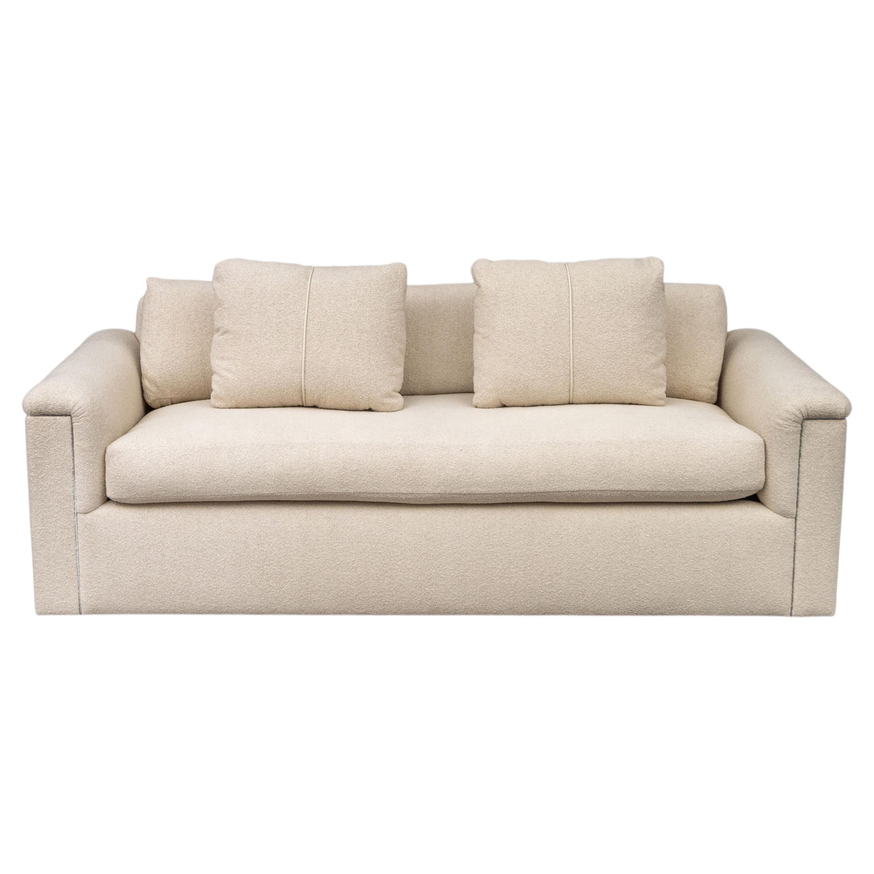 Sofá tapizado de tres plazas J. Robert Scott en color beige con cojines decorativos