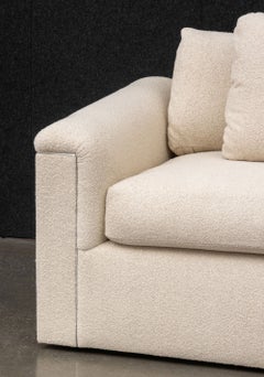 Sofá tapizado de tres plazas J. Robert Scott en color beige con cojines decorativos