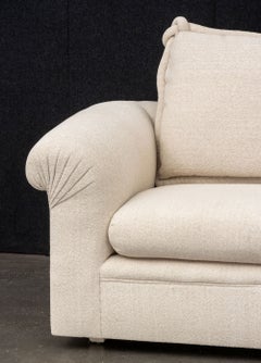 Canapé trois places moderne beige rembourré avec coussins décoratifs