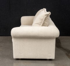 Canapé trois places moderne beige rembourré avec coussins décoratifs