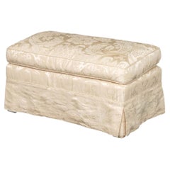 Pouf moderno imbottito in seta damascata bianca con gonna
