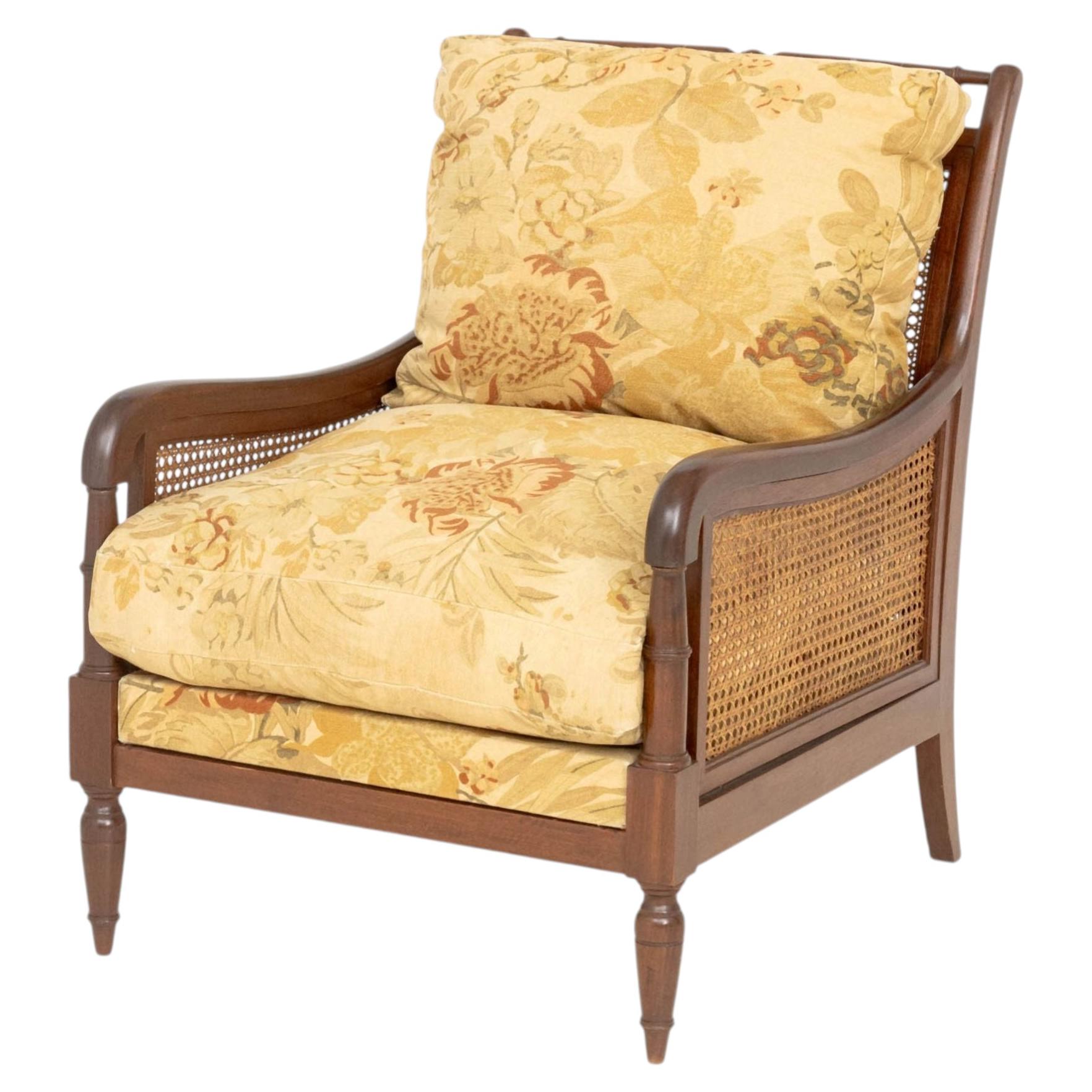 Bergère de style Régence en acajou avec dossier en osier et coussins à motifs floraux beiges en vente