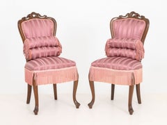 Coppia di poltroncine in stile vittoriano in noce con rivestimento in misto seta color magenta