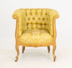 Fauteuil baignoire de style Louis XVI en bois doré, avec revêtement en damas jaune