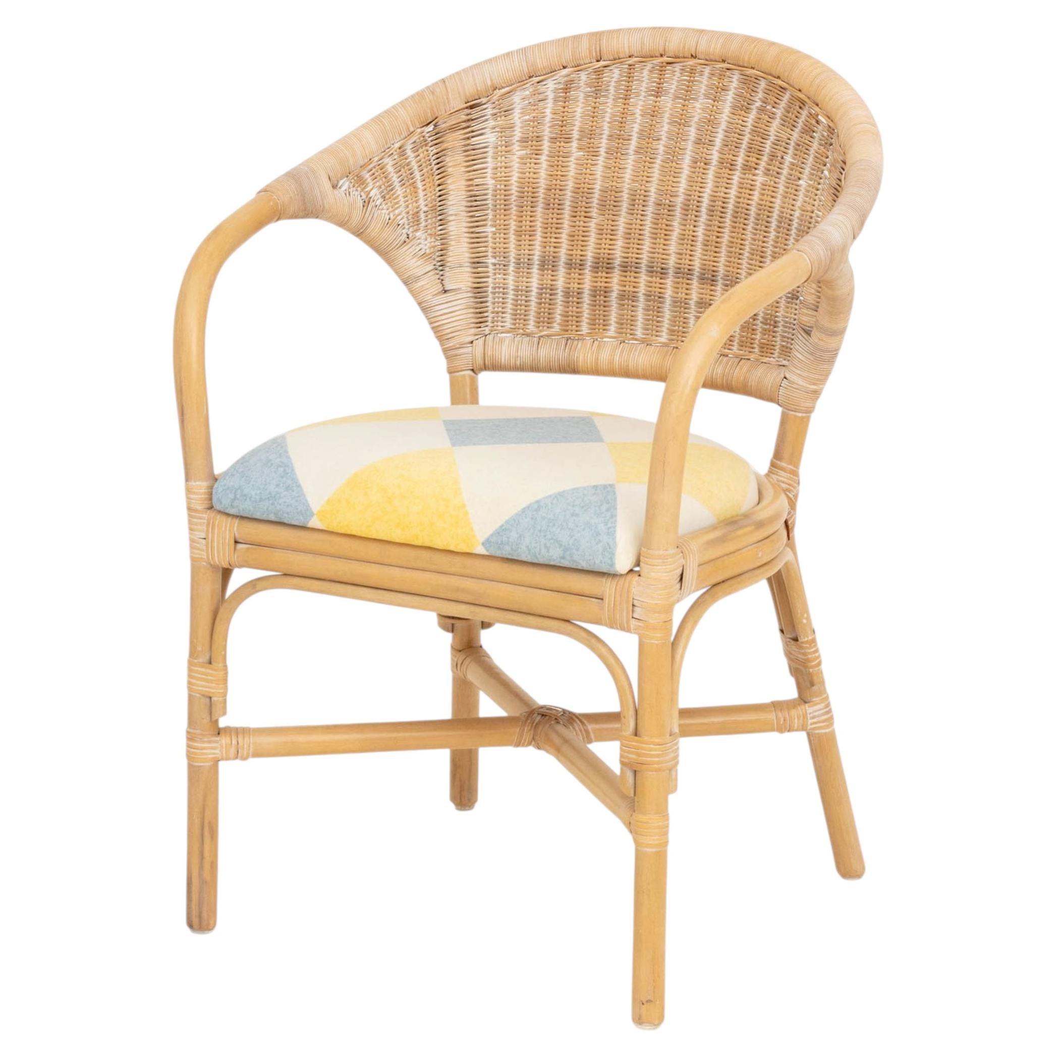 Fauteuil rembourré de style vintage-moderne, en rotin tressé à motifs en vente
