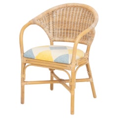 Sillón tapizado de estilo vintage moderno con diseño de ratán trenzado
