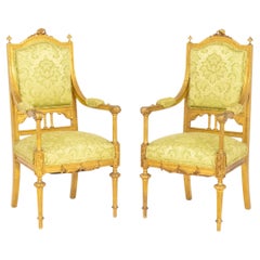 Par de sillones de madera dorada de estilo Luis XVI con tapizado floral verde